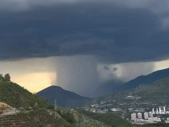 乌云压顶暴雨如洪,中超赛场惊现“水战”奇观!